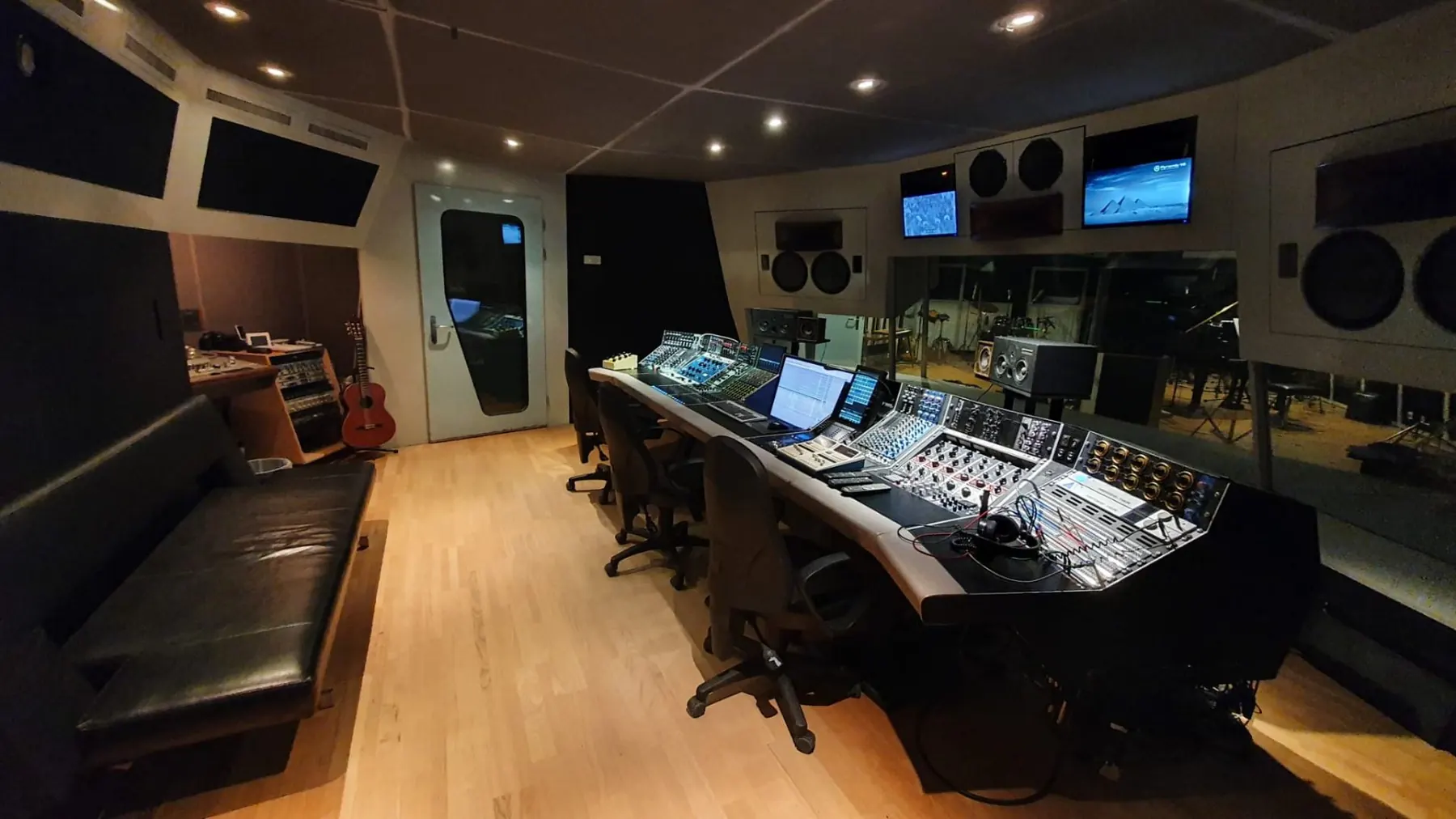 Soundville Regie mit Konsole und Outboard