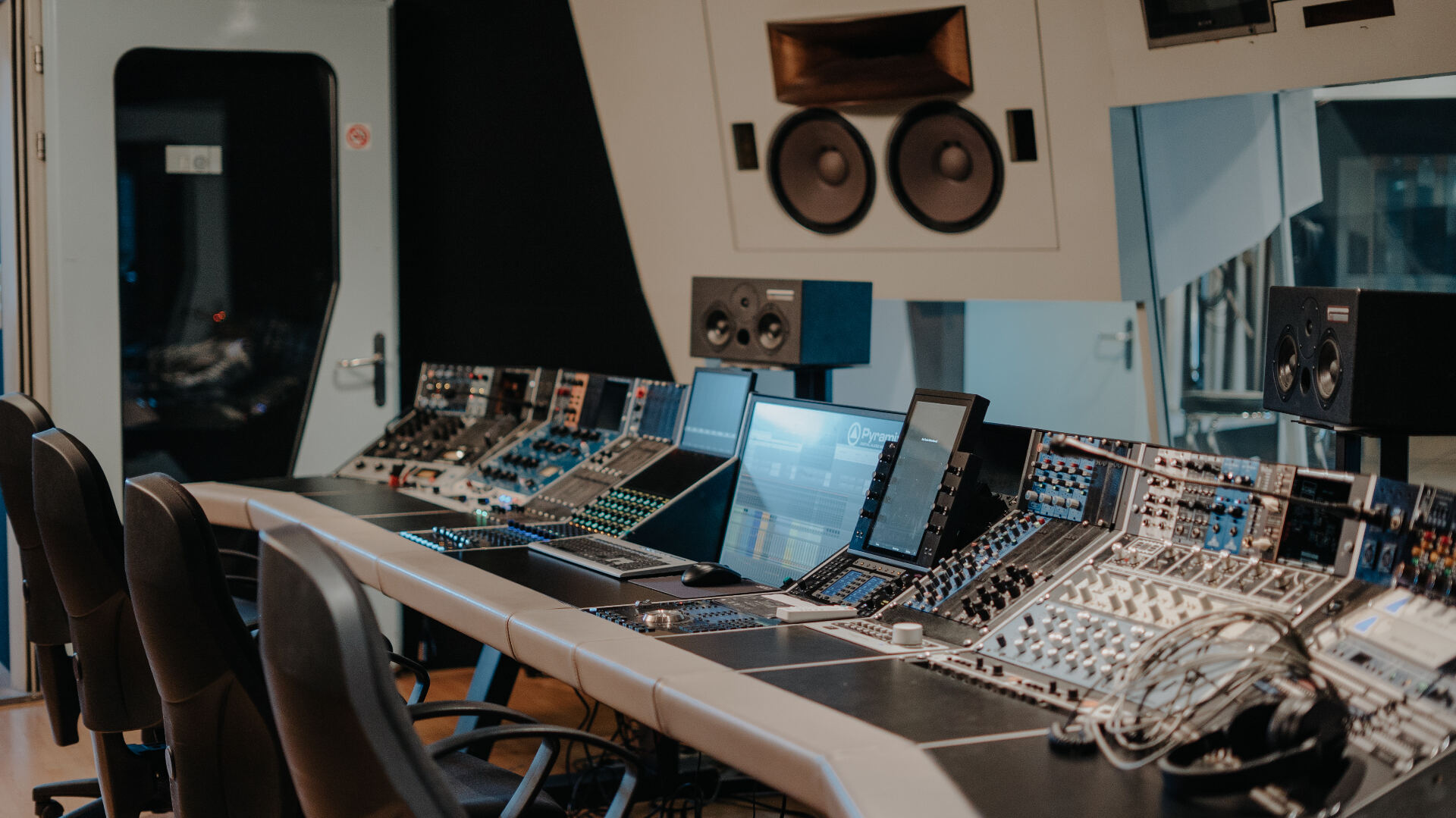 Soundville Postproduktion Luzern — analoges Mischpult, 5.1/Atmos-Mixing-Suite und Mastering-Monitore für Film- und Broadcast-Finishing
